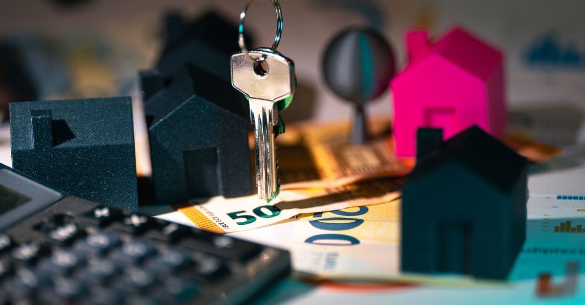 Schlüssel, Modellhäuser und Eurobanknoten als Symbol für Immobilienfinanzierung