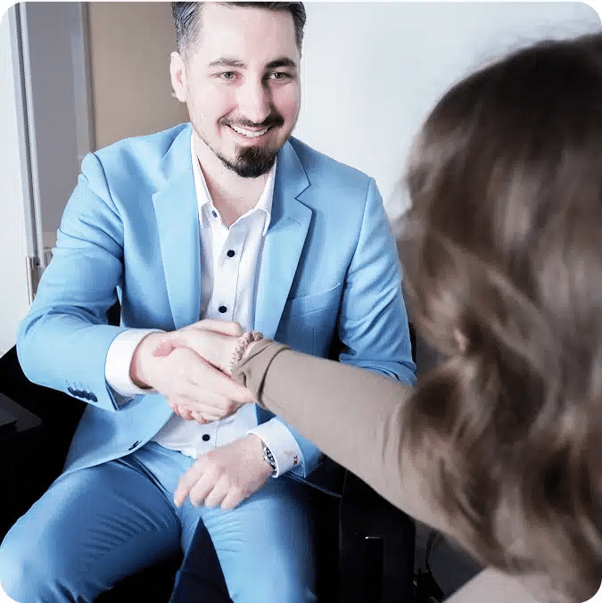 Invest4Kids Berater schüttelt Eltern die Hand nach erfolgreicher Finanzberatung