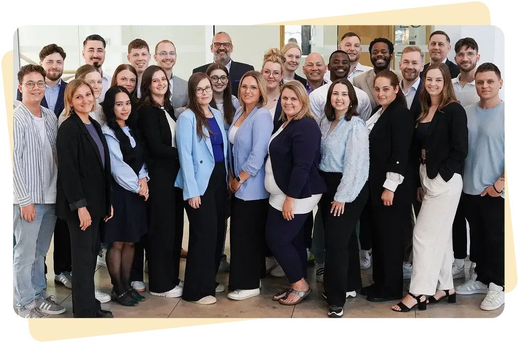 Gruppenfoto des Invest4Kids Teams, das Eltern bei Finanzberatung unterstützt