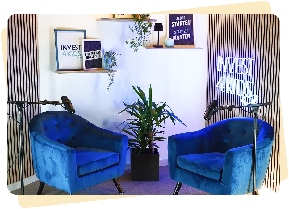 Podcast-Studio mit zwei blauen Sesseln und Mikrofonen.